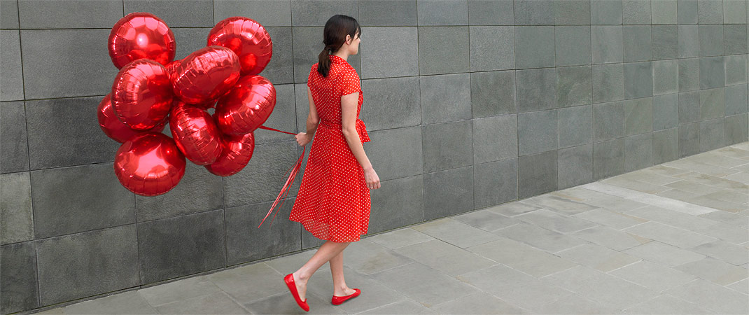 Frau mit rotem Kleid, roten Schuhen, roten Luftballons. Beispiel Farbe Rot als Gestaltungsmittel im Corporate Design. | Blufish - Berlin . Gestaltung von Unternehmenserscheinungsbildern, Logogestaltung, Gestaltung von Firmensignets,..  Frau mit rotem Kleid, roten Schuhen, roten Luftballons. Beispiel Farbe Rot als Gestaltungsmittel im Corporate Design | Corporate Design . Blufish - Berlin